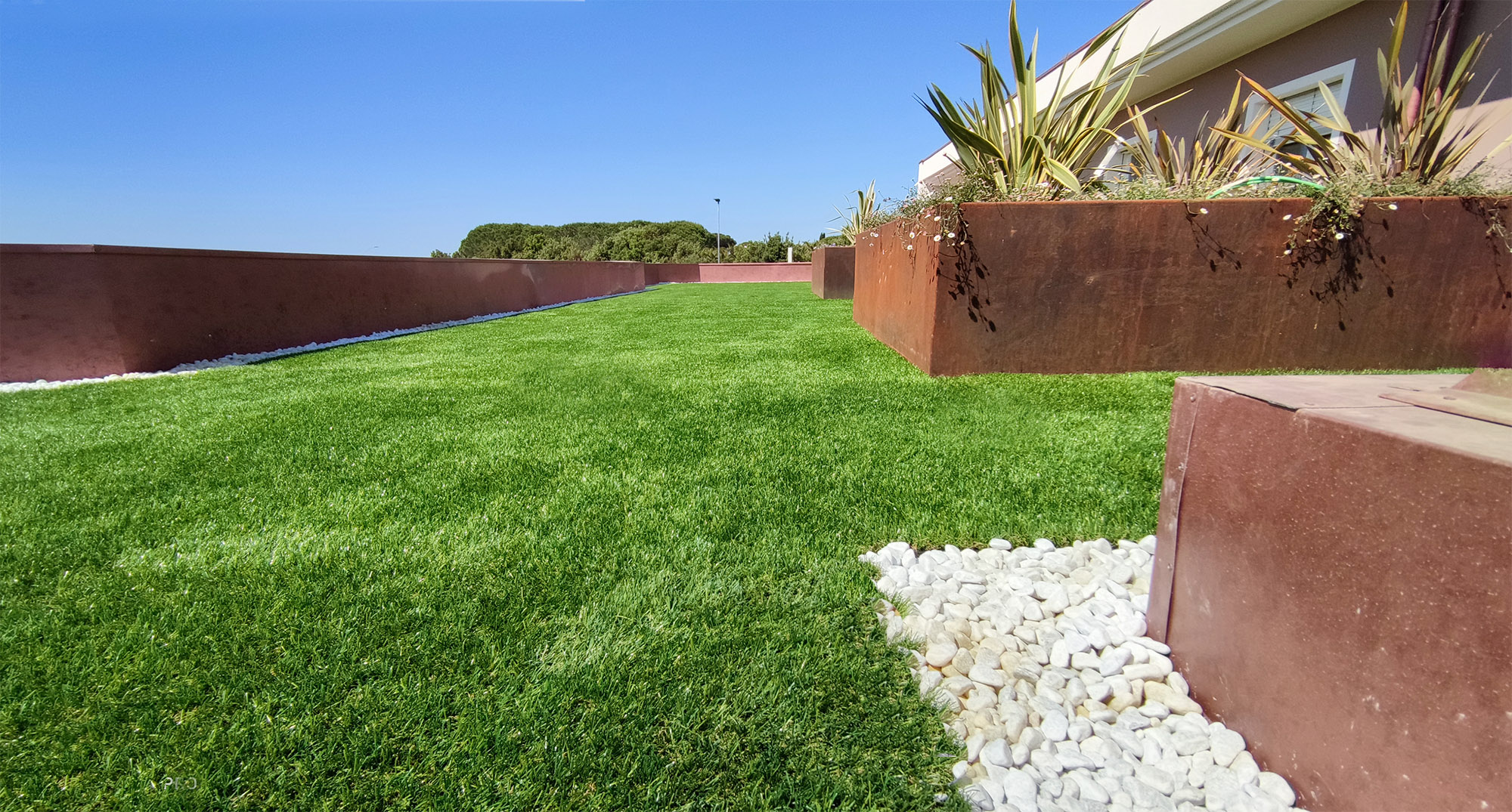 area verde con integrazione vasche in corten