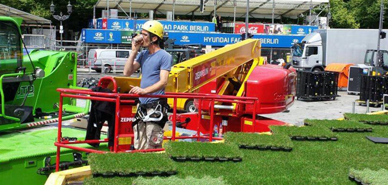 Mondiali di calcio 2014: Roofingreen davanti alla Porta di Brandeburgo